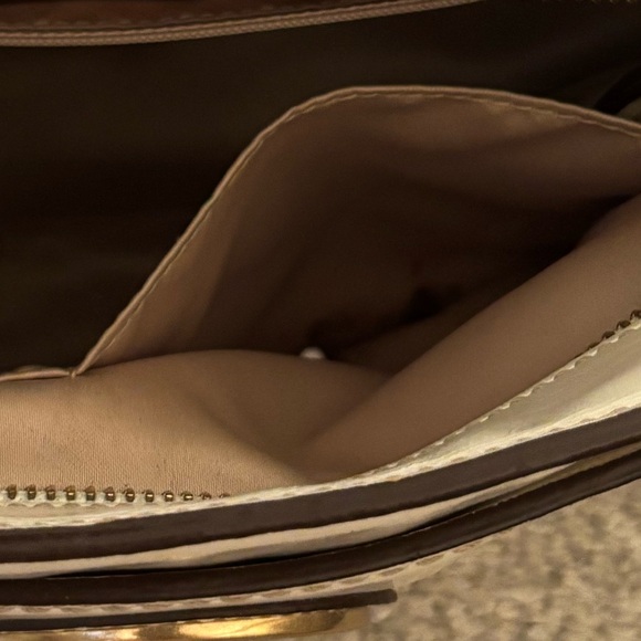 Elegant Cream Vintage Coach Shoulder Bag - Picture 11 of 12